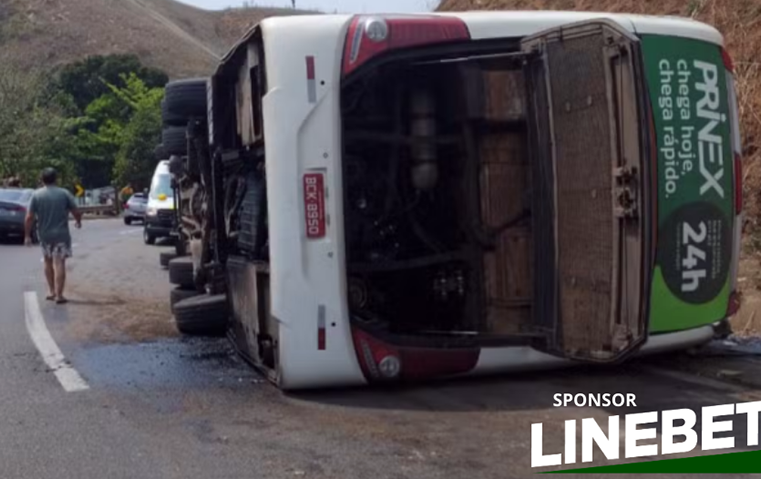 Ônibus com time de futebol americano tomba na Dutra, deixando três mortos e vários feridos