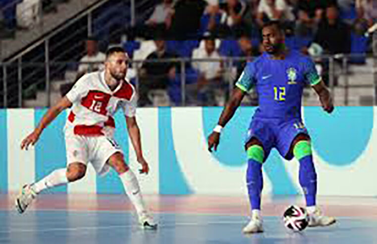 Brasil goleia a Croácia com golaço de Arthur no Mundial de Futsal