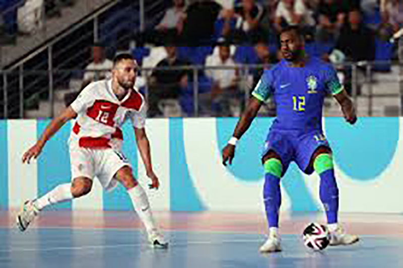 Brasil goleia a Croácia com golaço de Arthur no Mundial de Futsal