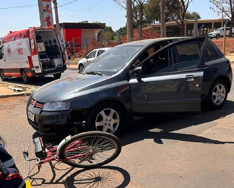 Ciclista na contramão é atropelado por Fiat Stilo em Olímpia