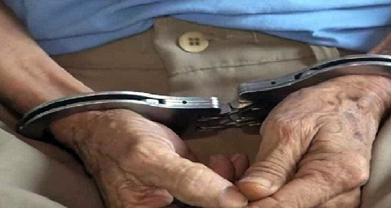 Idoso de 77 anos é preso com arma e após ser acusado de agredir a neta