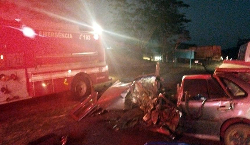 Acidente entre carreta e carro deixa 4 presos nas ferragens e um perambulando na pista da SP-425