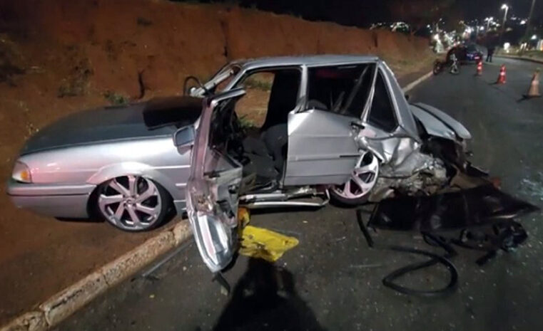 Grave e estranho acidente na madrugada deixa feridos e carros destruídos