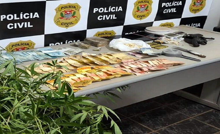 Casal é preso com drogas, arma, munições e quase R$ 5 mil em casa