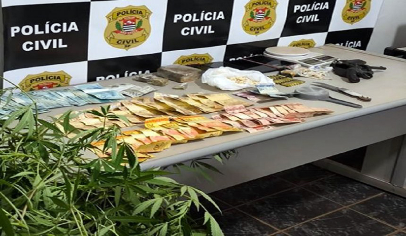 Casal é preso com drogas, arma, munições e quase R$ 5 mil em casa