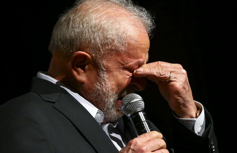 Lula chora ao relatar pane no avião: ‘não sabia se ia cair ou não’