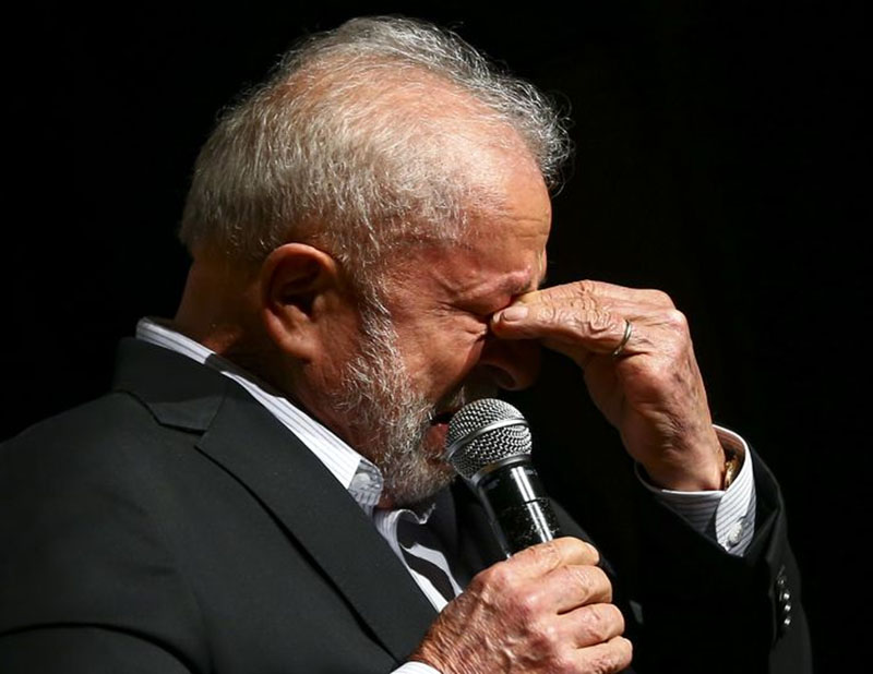 Lula chora ao relatar pane no avião: ‘não sabia se ia cair ou não’