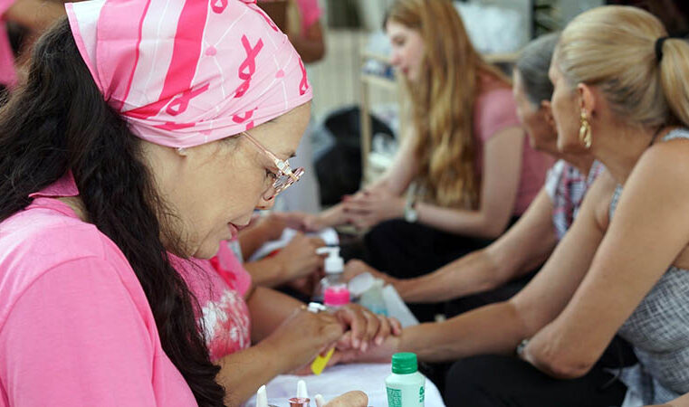 Mais de 250 mulheres ganham dia de beleza em ação do ICA de Rio Preto pelo Outubro Rosa