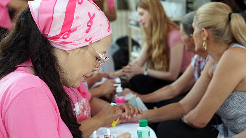 Mais de 250 mulheres ganham dia de beleza em ação do ICA de Rio Preto pelo Outubro Rosa