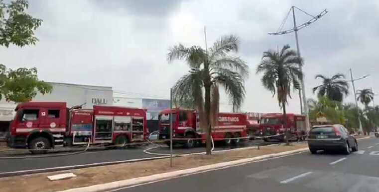 Corpo de Bombeiros faz rescaldo em loja que pegou fogo em Rio Preto