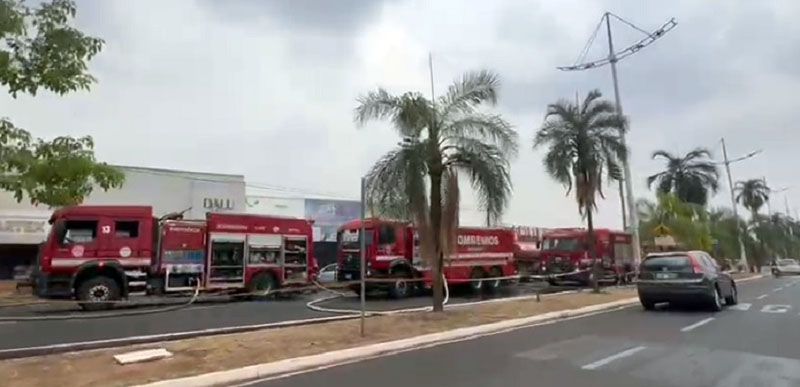 Corpo de Bombeiros faz rescaldo em loja que pegou fogo em Rio Preto