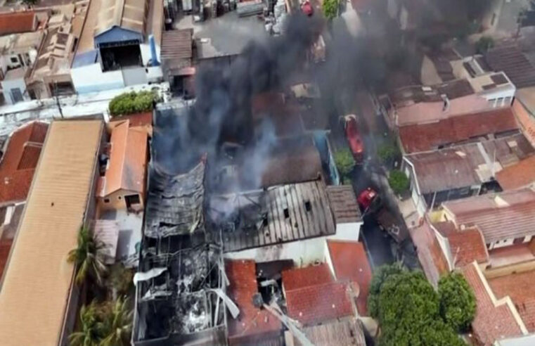 Mais de 30 casas são evacuadas após incêndio atingir fábrica de produtos químicos em Sertãozinho