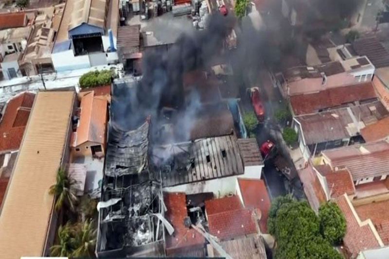 Mais de 30 casas são evacuadas após incêndio atingir fábrica de produtos químicos em Sertãozinho