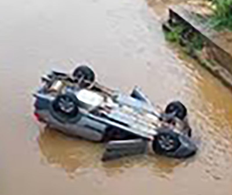 Carro é encontrado com as rodas para cima dentro de rio em Olímpia