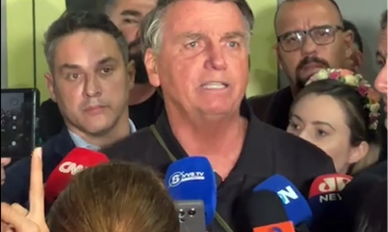 Em coletiva, Bolsonaro se manifesta sobre acusações de golpe