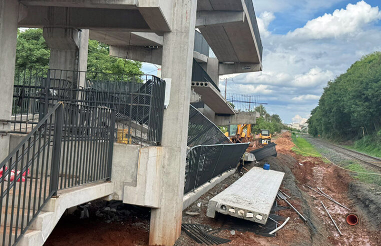 Parte de passarela sobre a linha férrea cai e deixa 4 pessoas gravemente feridas