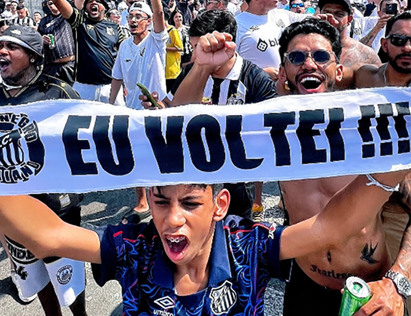 Campeão da Série B, Santos recebeu o CRB na Vila Belmiro e perdeu de 2 a 0