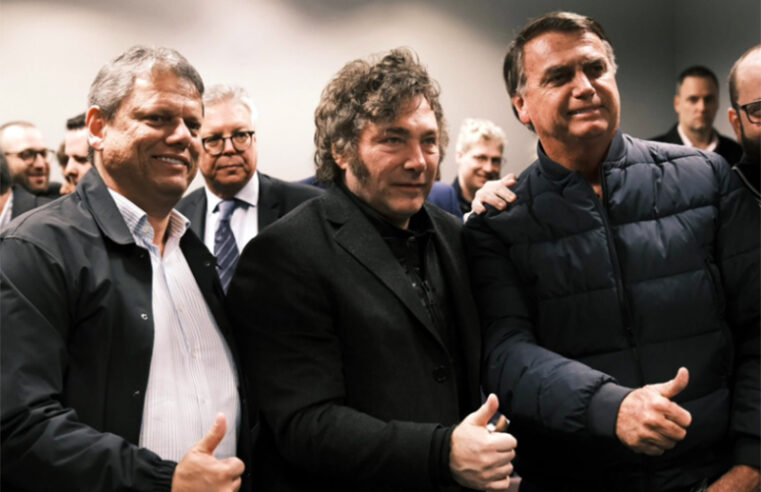 Tarcísio publica foto com Bolsonaro e Milei e faz pergunta a seguidores