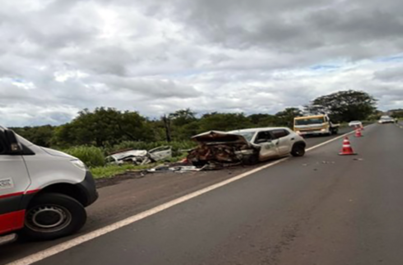 Colisão frontal entre 2 carros na Assis Chateaubriand deixa duas vítimas