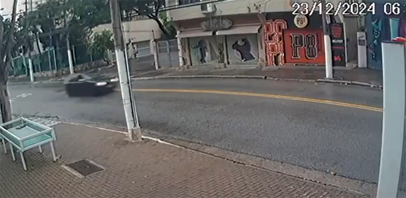 Câmera grava carro batendo em poste e matando duas pessoas em São Paulo