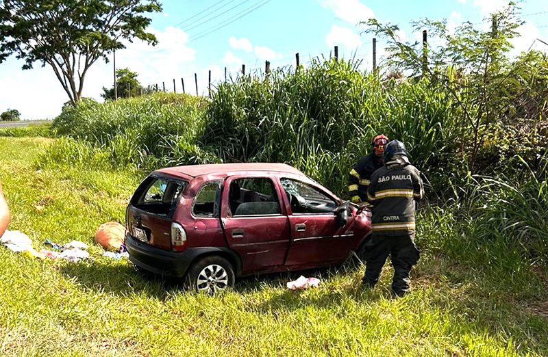 Carro capota com família inteira em Olímpia