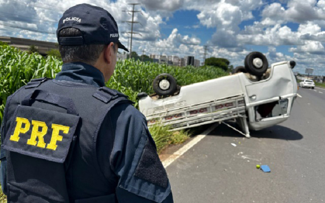 Motorista capota VW Kombi na BR 153 e provoca congestionamento