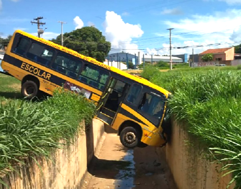 Ônibus escolar de Mirassol perde o freio e cai em córrego