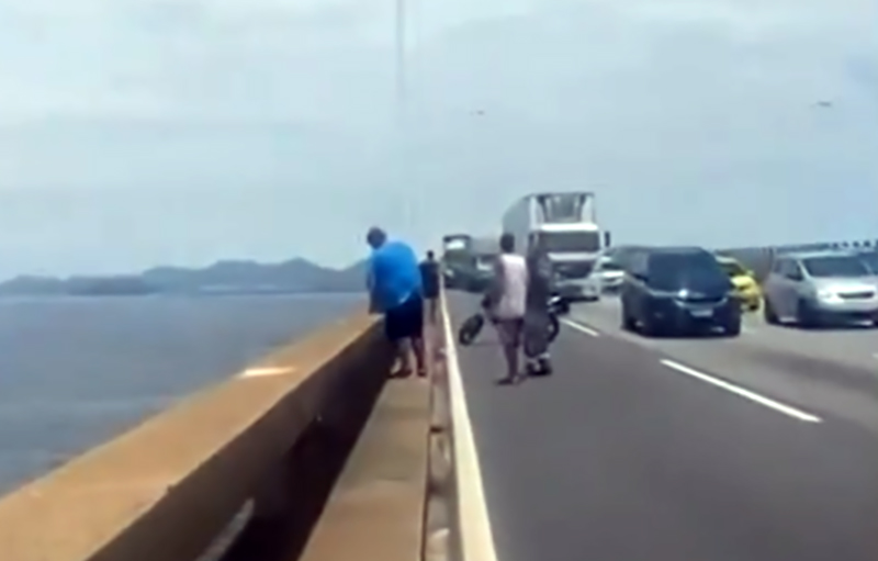 Motociclista morre após cair da Ponte Rio-Niterói em colisão com caminhão