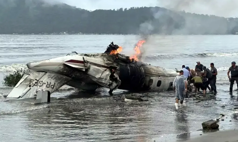 Avião cai em Ubatuba, explode, morre o piloto e fere 5 pessoas