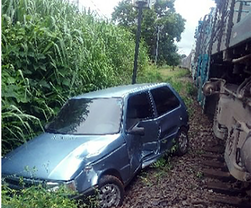 Carro é atingido por trem após ‘travar’ em linha férrea em Cedral