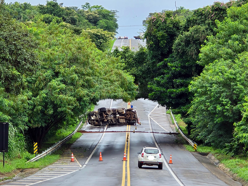 Caminhão tomba com carga perigosa e interdita rodovia em Monte Aprazível