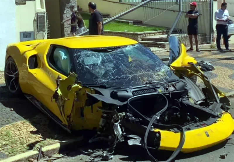 Funcionário de concessionária que bateu Ferrari de luxo diz à polícia não lembrar do acidente