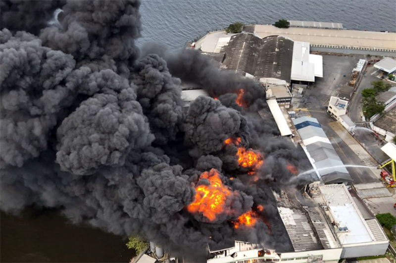 Incêndio de grandes proporções atinge fábrica de óleo na Ilha do Governador