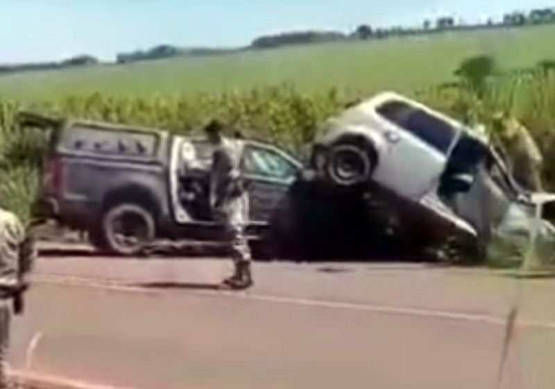 Colisão entre viatura da PM e carro em Goiás deixa casal morto e quatro policiais feridos