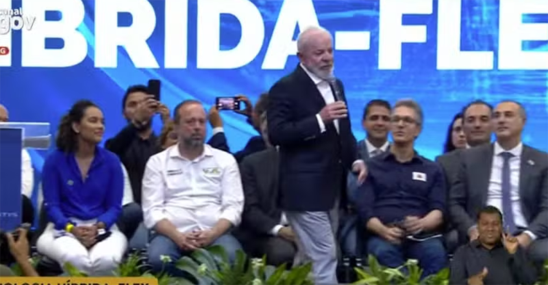 No mesmo palco, Lula e Zema trocam farpas em evento em Betim