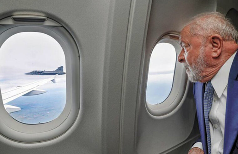 Com ventos intensos, avião de Lula arremete antes de pouso em Sorocaba