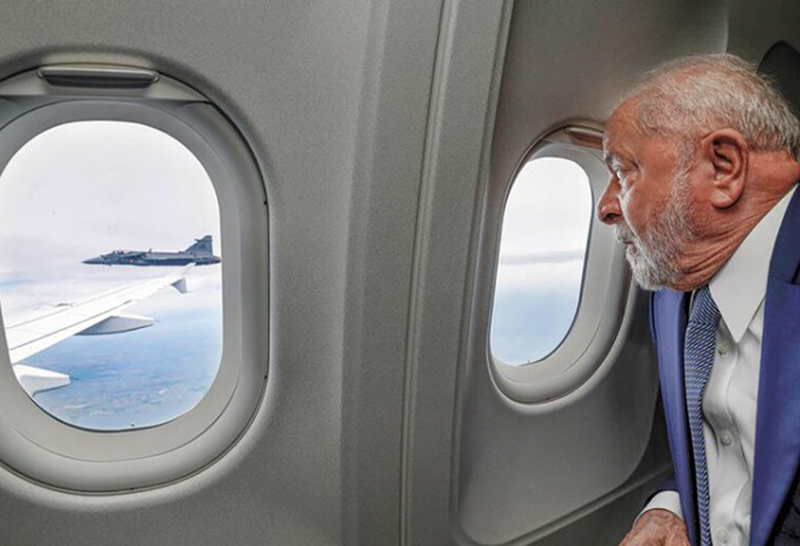 Com ventos intensos, avião de Lula arremete antes de pouso em Sorocaba