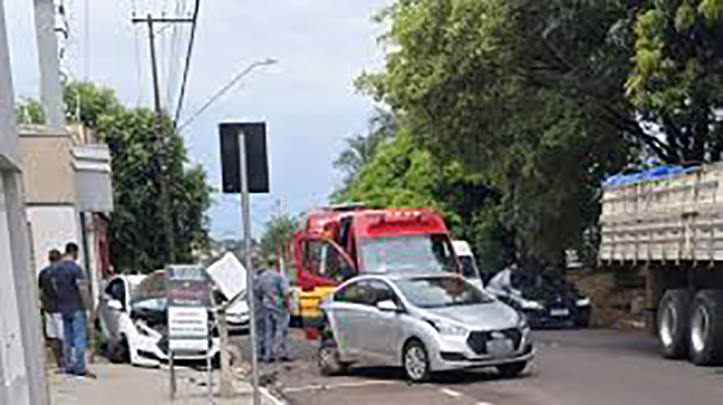 Motorista fica ferida após atropelar boi em rua de Araçatuba