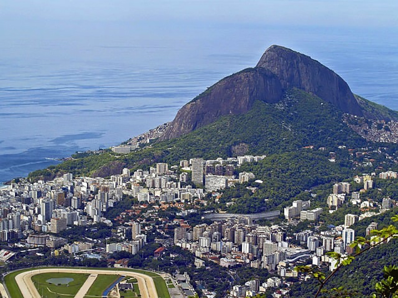 Turista argentino é preso após chamar mulher de “macaca” em ônibus no Rio