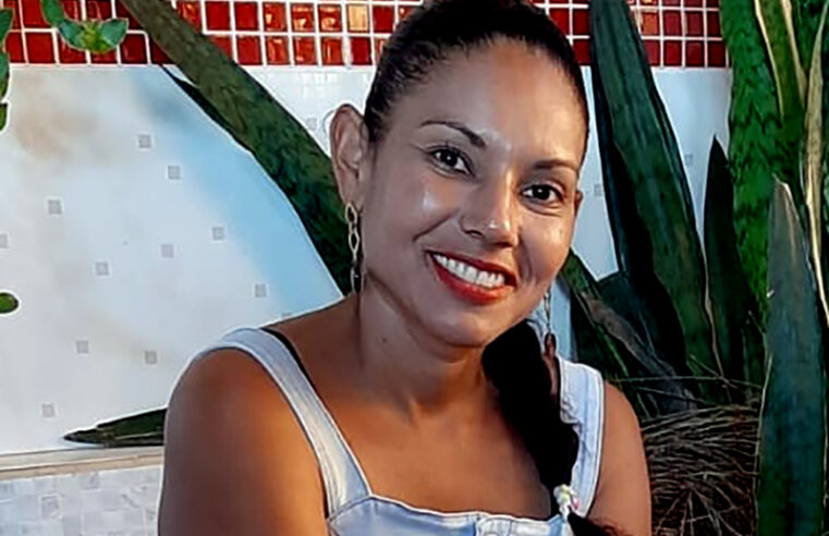 Adriana está repartindo seu bolo de aniversário!!!