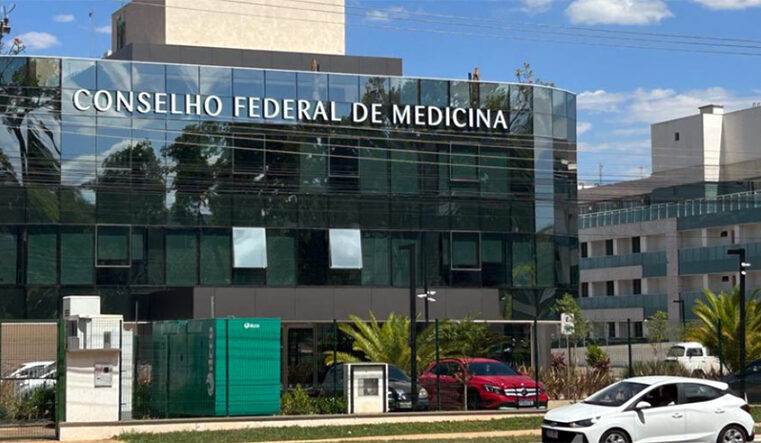 CFM proíbe bloqueio hormonal para crianças e adolescentes trans no Brasil