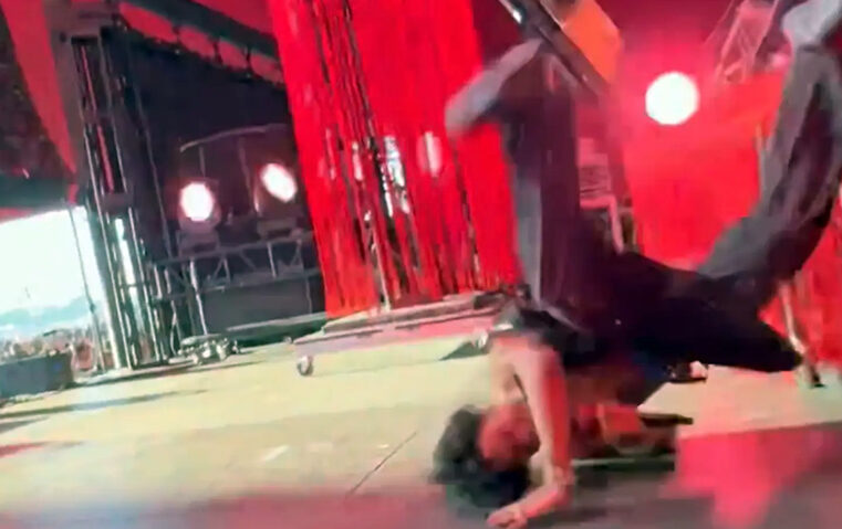 Cantor cai de rosto no palco ao tentar mortal no Coachella