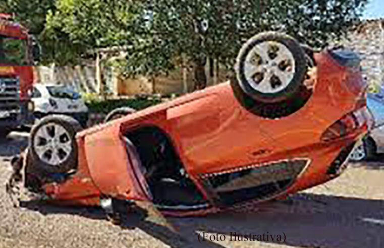 Motorista capota carro após atingir dois veículos estacionados