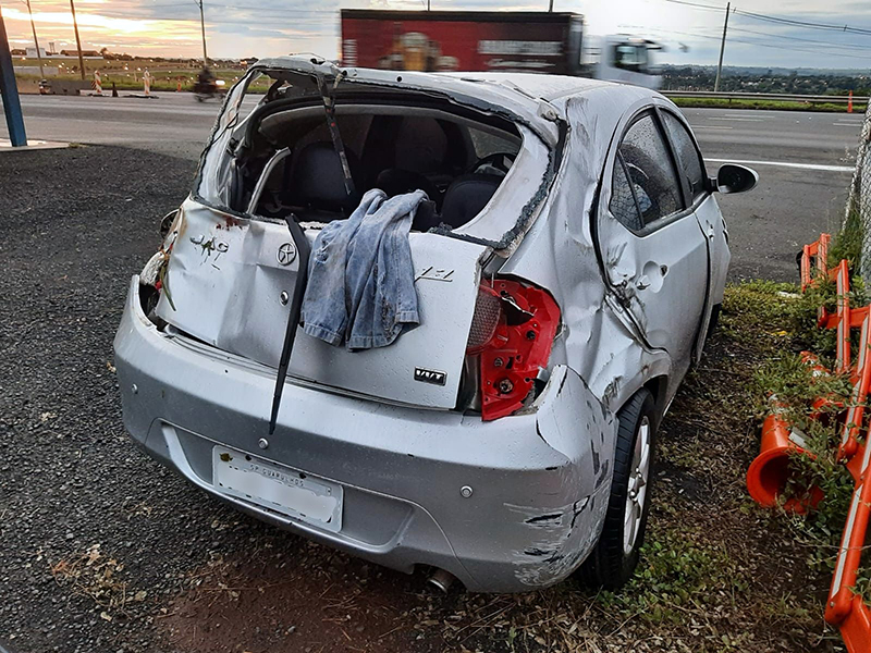 Condutor acidentado furta carro que parou pra ajudar na BR-153