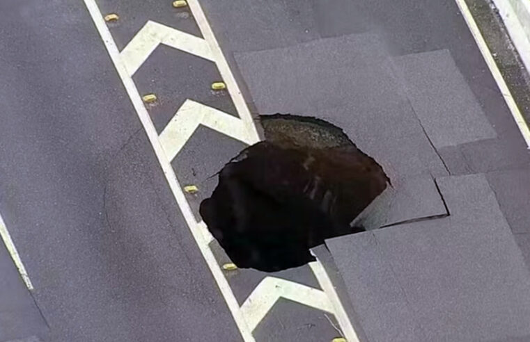 Cratera gigante se abre na Marginal Tietê em São Paulo após chuvas e bloqueia pista central