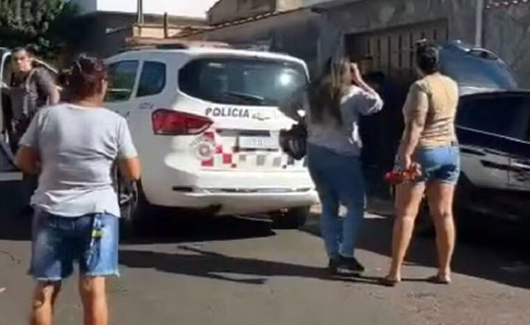 Garoto de 6 anos desaparece e aparece no porta-malas do carro dos pais
