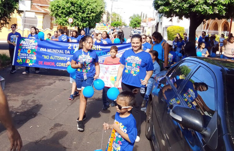 Granadenses homenageiam o Dia do Autista