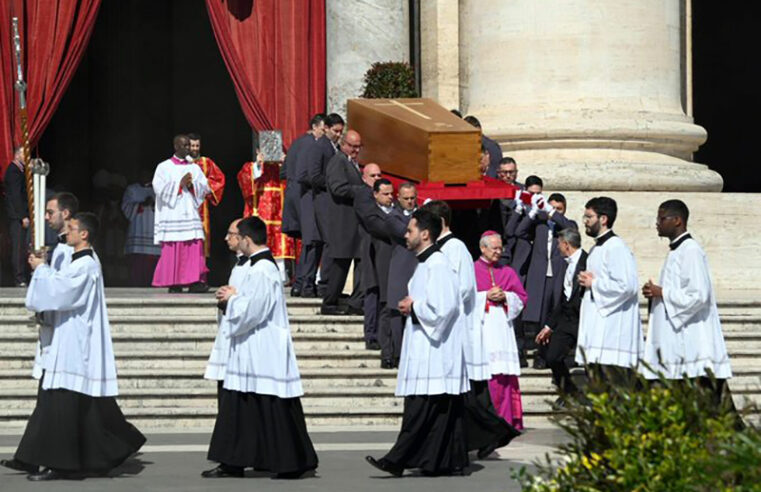 Papa Francisco é sepultado em Roma após reunir mais de 200 mil fiéis