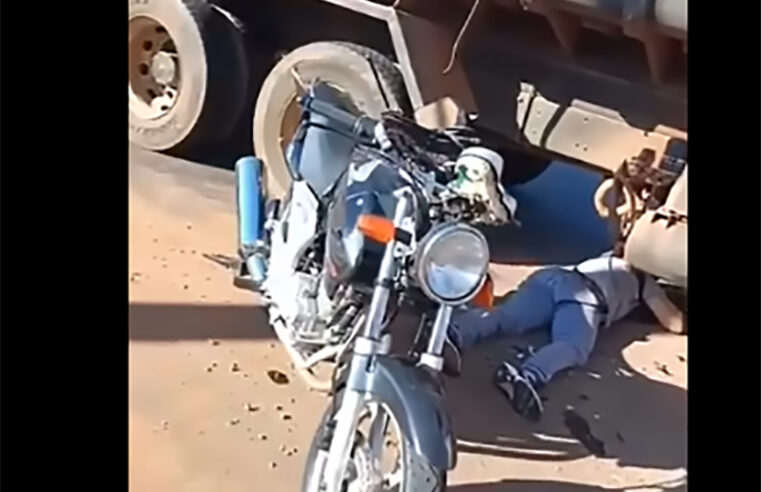 Motociclista escapa de atropelamento após colidir com caminhão