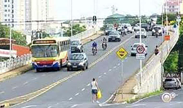 Ladrão ameaça jogar jovem de viaduto durante roubo em Rio Preto